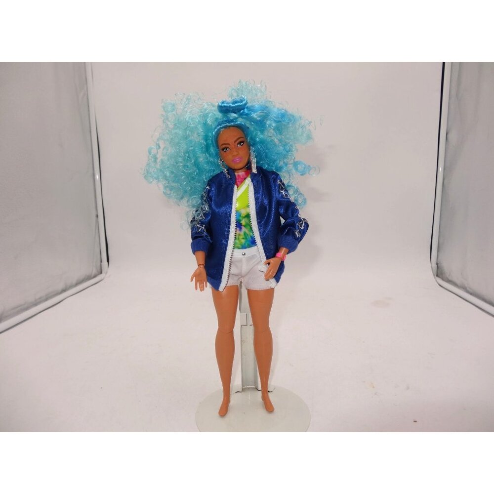 Barbie Extra Curvy Barbie Doll with Blue‎ Curly Hair 2021 Mattel